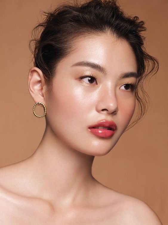 1. Capricorn – Dewy Skin Look