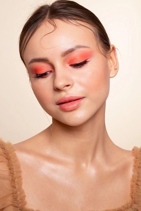 1. Minimalism with a Colorful Touch make up