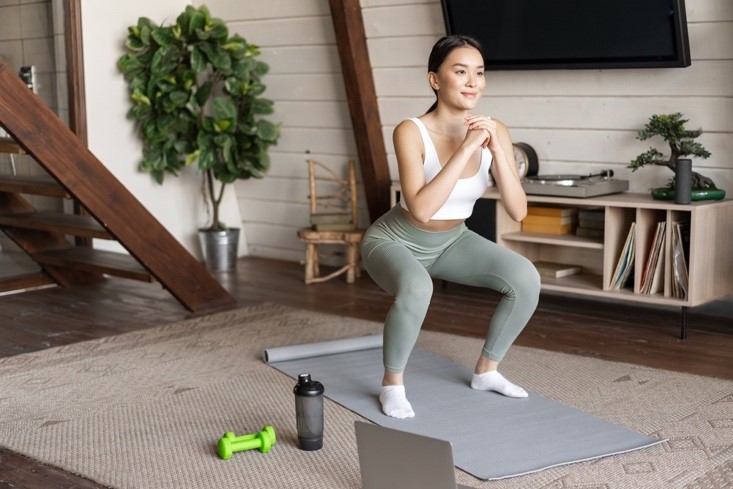 2. Squat: Membentuk Tubuh Lebih Kencang