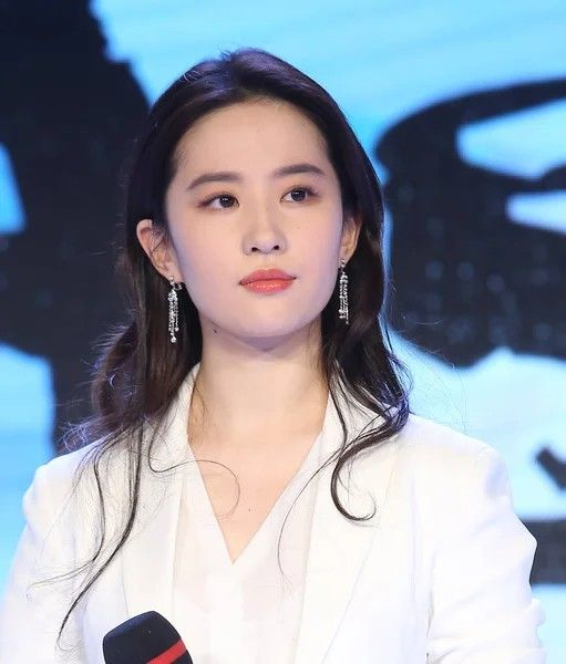 3 China Neo Luxury Makeup dengan Statement Elegan.png