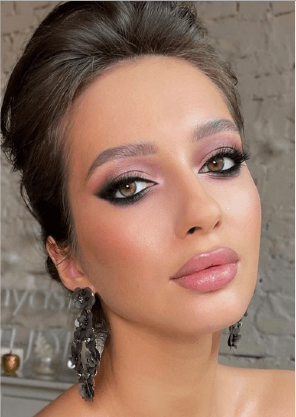 Smokey Eyes dengan Sentuhan Pink
