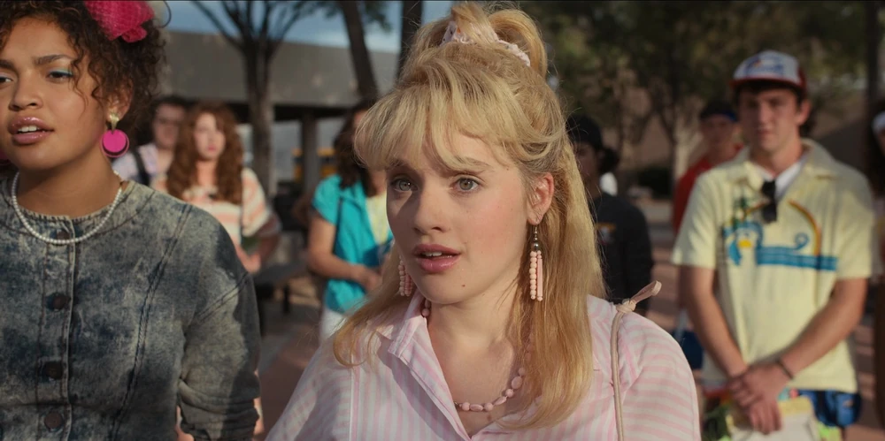 5 Cara Recreate Makeup Tahun 80an ala queen bee.png