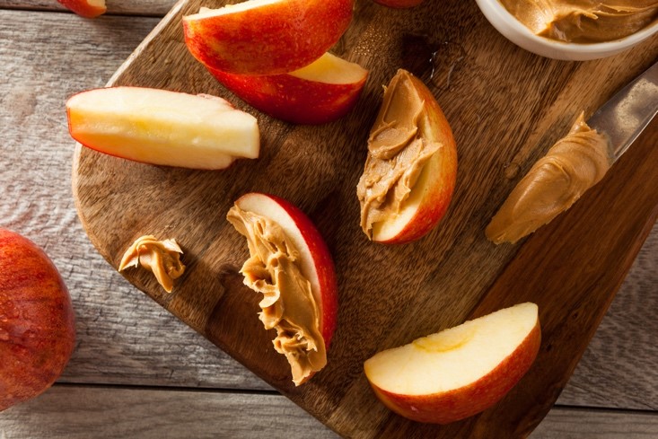 apple slices with peanut butter
