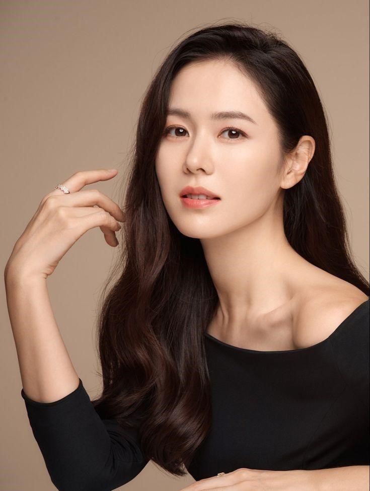 Deretan Artis yang Selalu Tampil Elegan Son Ye Jin.jpg Deretan Artis yang Selalu Tampil Elegan Son Ye Jin.jpg