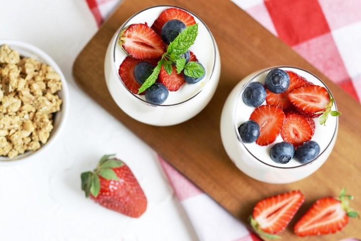 greek yogurt and mixed berries