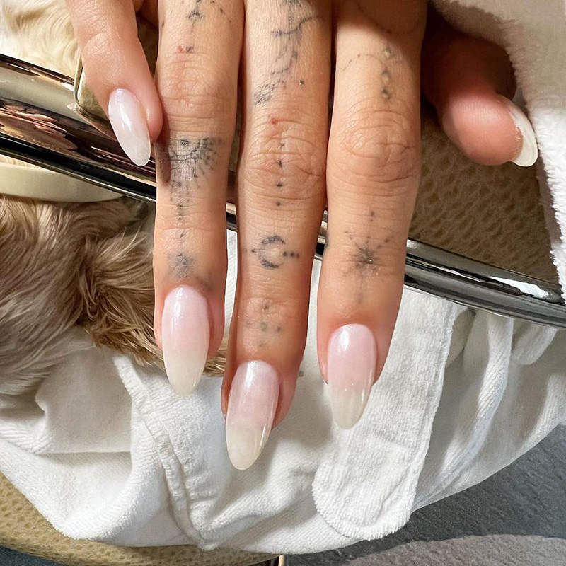 tren nail art Glazed Chrome Nails.png
